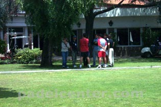 Mundial 2004, Hind&uacute; Club, Buenos Aires, Argentina: Reuni&oacute;n de emergencia por el conflicto Telef&oacute;nica-ProSport-AJPP-Movicom-APA. Padelcenter fue testigo.