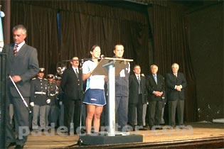 Paula Eyheraguibel lee en la ceremonia inaugural la declaraci&oacute;n de compromiso de los jugadores con el fair play