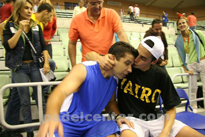 Julianoti besa a Del Bono antes de hablar con Padelcenter en La Flota (foto: Padelcenter.com)