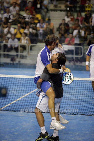 Upalal&aacute;. Cristian tuvo un Bebe y le da su cari&ntilde;o al ganar el campeonato (foto: Padelcenter.com