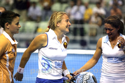La emoci&oacute;n de las campeonas y el respeto de Cata Tenorio ante el festejo de sus rivales (foto: Padelcenter.com)