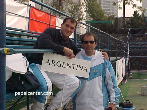 Hinchada de lujo: Nerone y Brea alientan al equipo femenino