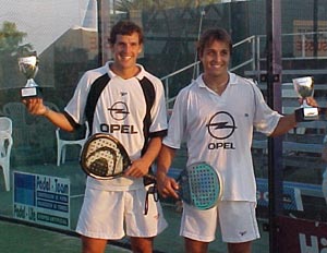 D&iacute;az-Belasteguin, felices con su conquista en Sotogrande 2002 (foto: E.Forcher)