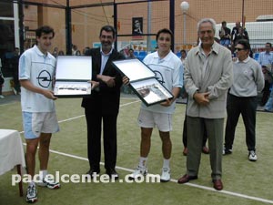 Los campeones exhiben sus premios (foto: gentilieza de Padel C&oacute;rdoba) (click para ver m&aacute;s fotos)