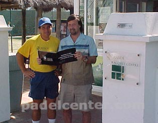 Manuel Crespo, director del Sotogrande Racquet Centre y Emilio Forcher, representante de Pro Sport para la difusion del Mundial Argentina 2004