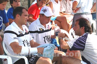 Seba y Gaby escuchan a su entrenador, Nito Brea