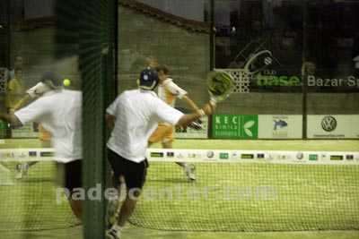 Juan Martín y Raúl Arias, duelo de voleas. (foto: Padelcenter.com)