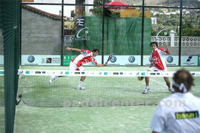 Bela y Juan en la red, en la final. (foto: Padelcenter.com)
