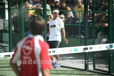 Roby, contra las cuerdas, no puede escapar de una volea de Juan Martín (foto: Padelcenter.com)