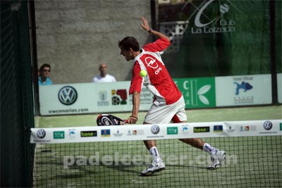 Volea de Juan Martín al alambre. Un arma que hace estragos (foto: Padelcenter.com)