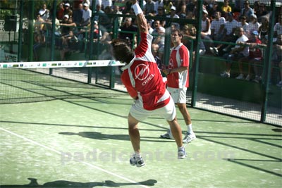 Bela ataca pegando de arriba (foto: Padelcenter.com)