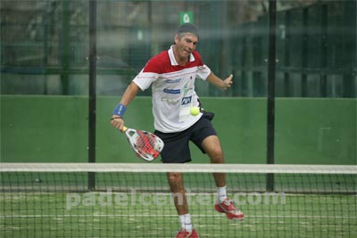 Flores, luego de un buen debut, no pudo hacer nada contra Malacalza/Grabiel (foto: Padelcenter.com)