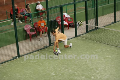 Juan Mart&iacute;n y su mu&ntilde;eca prodigiosa, el viernes, en el debut de la pareja uno. (foto: Padelcenter.com)