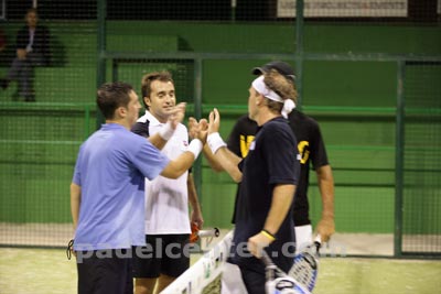 Roby, el eterno, ganando junto a Pablo Lima un duro partido de cuartos contra D&iacute;az/Montes, despu&eacute;s de m&aacute;s de tres horas. (foto: Padelcenter.com)
