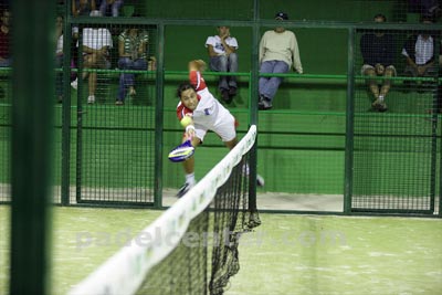 Fer Poggi, en su partido contra Reca/Nerone, metiendo una bola desde fuera de la cancha (foto: Padelcenter.com)