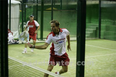 Los canarios Santana/Muñoz contaron con todo el apoyo del público, pero no pudieron hacer nada ante la contundencia de Derito/Pérez Millán (foto: Padelcenter.com)