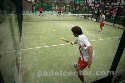 Bela en el fondo, como pez en el agua (foto: Padelcenter.com)