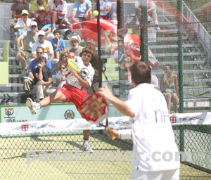 Una postal del mejor padel del mundo: Bela pega frente a la defensa de Gaby Reca