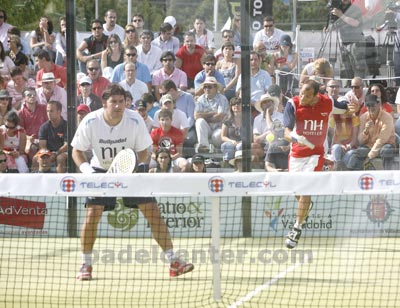 Gutierrez, atento a la volea mientras saca Seba Nerone